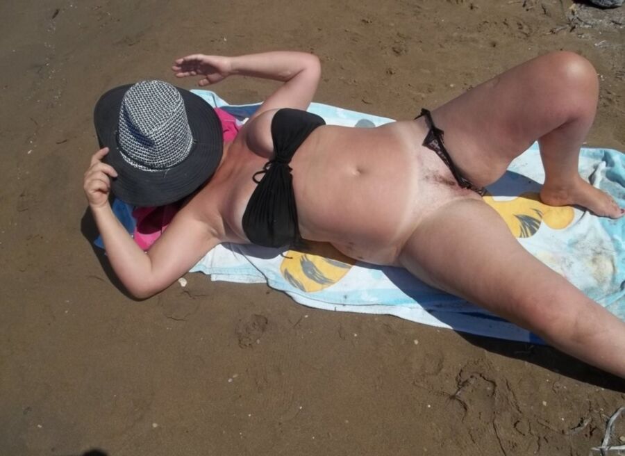 Free porn pics of sunbathing nude on the beach 1 of 6 pics