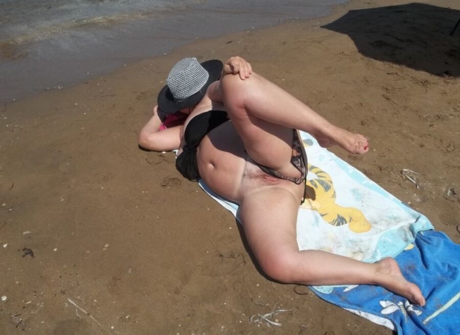 Free porn pics of sunbathing nude on the beach 2 of 6 pics