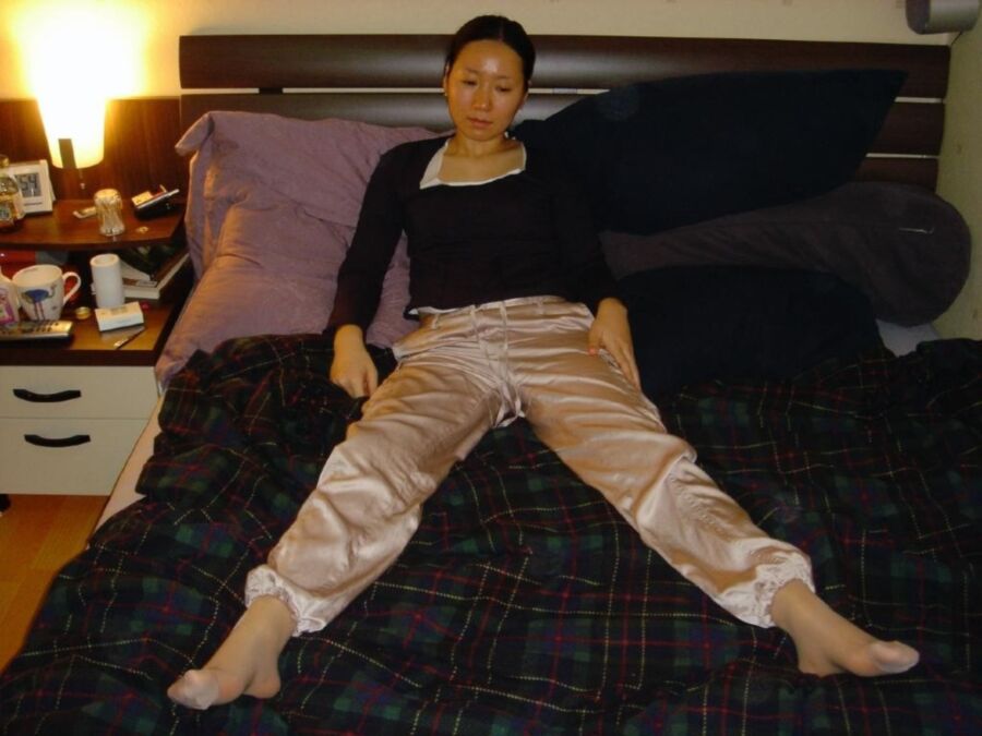 Korean woman in pantyhose 11 of 91 pics