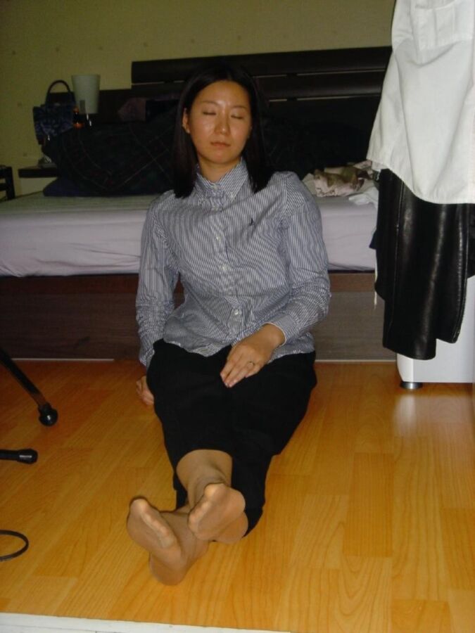 Korean woman in pantyhose 19 of 91 pics