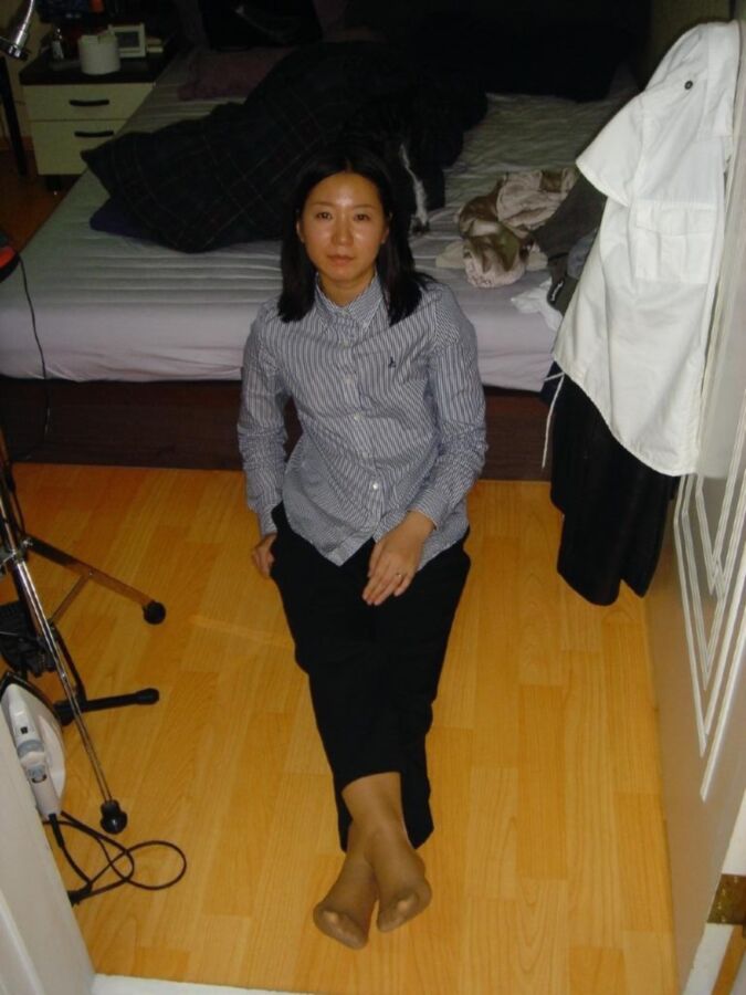 Korean woman in pantyhose 17 of 91 pics