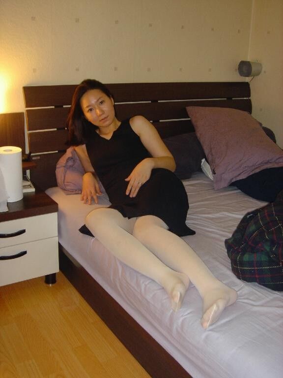 Korean woman in pantyhose 13 of 91 pics