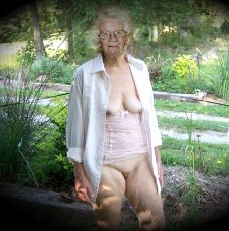 Free porn pics of Granny Mildred exposes 4 of 5 pics
