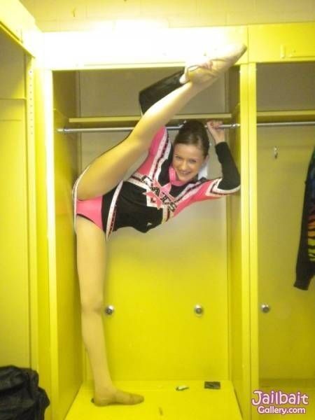 Free porn pics of Cheerleaders stretching 1 of 106 pics