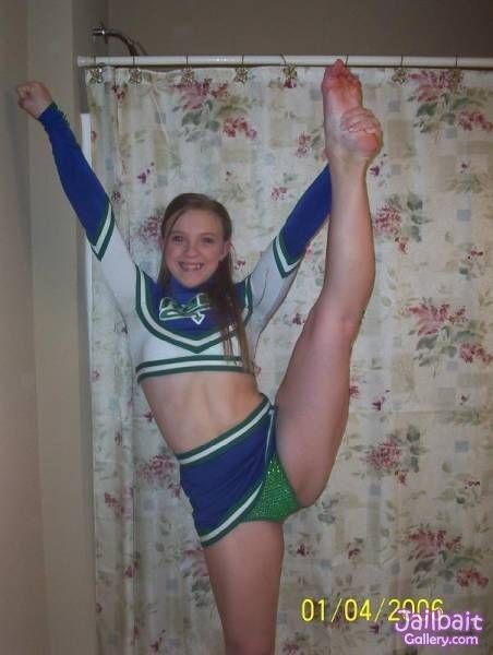 Free porn pics of Cheerleaders stretching 21 of 106 pics