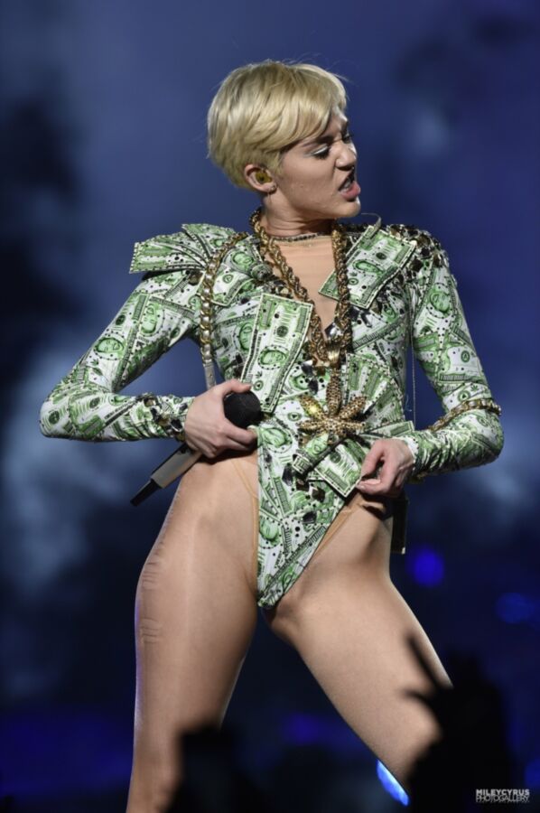 Free porn pics of Miley Cyrus - hot and kinky 3 of 67 pics