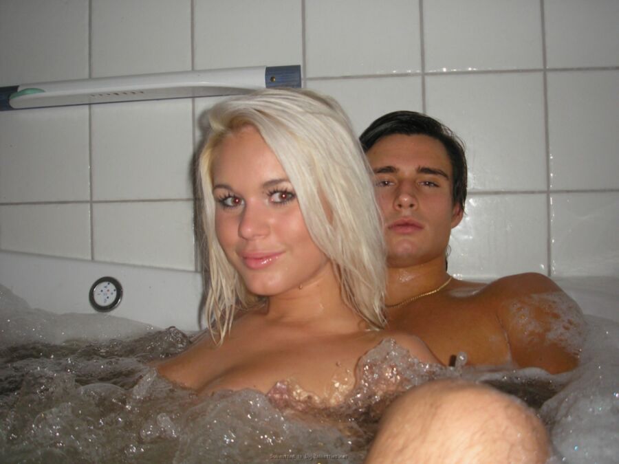 Free porn pics of STUNNER - Amateur Teen in bathtub - WOW ! 9 of 10 pics
